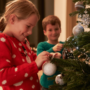 RivaKids kinderen hangen kerstbal in boom